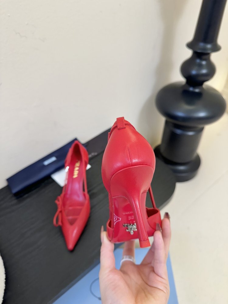 Босоніжки шкіряні з відкритої п'ятою на підборах з гострим носком і бантом фото 6