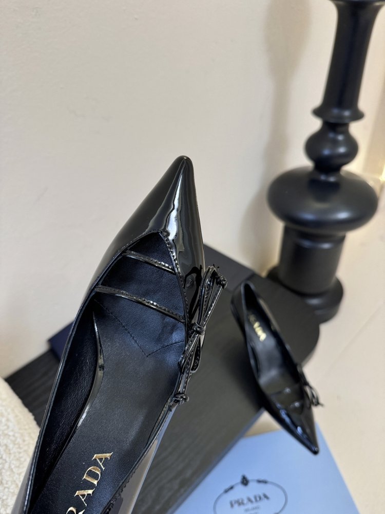 Босоніжки шкіряні з відкритої п'ятою на підборах з гострим носком і бантом фото 6