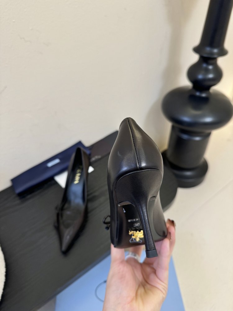 Босоніжки шкіряні з відкритої п'ятою на підборах з гострим носком і бантом фото 6