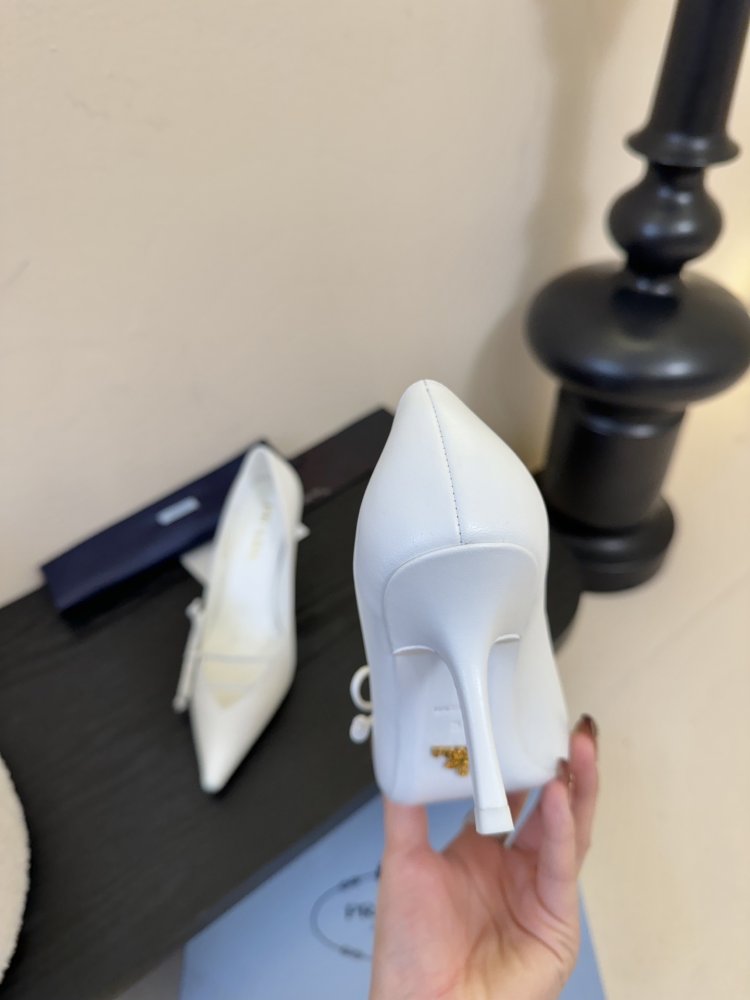 Босоніжки шкіряні з відкритої п'ятою на підборах з гострим носком і бантом фото 6