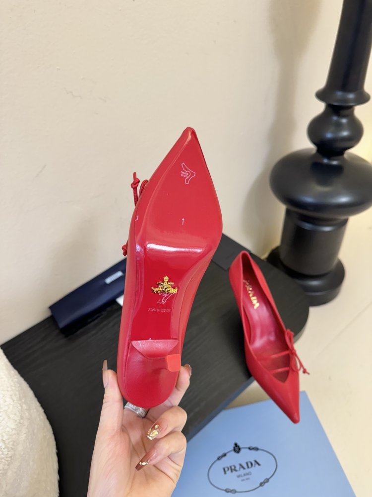 Босоніжки шкіряні з відкритої п'ятою на підборах з гострим носком і бантом фото 6