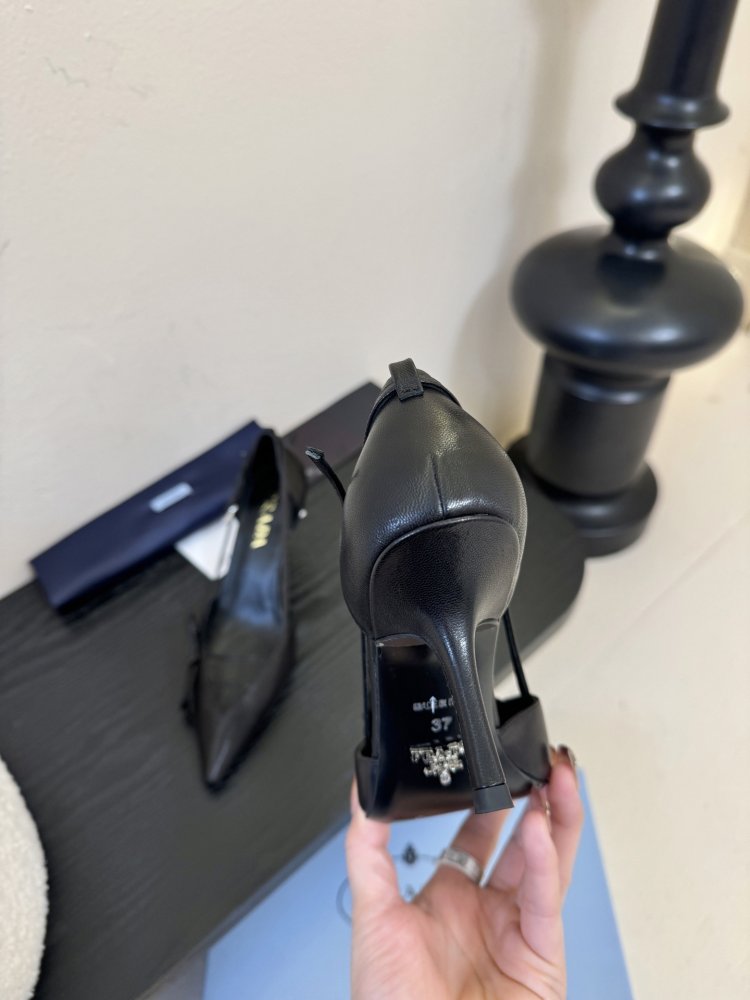 Босоніжки шкіряні з відкритої п'ятою на підборах з гострим носком і бантом фото 7