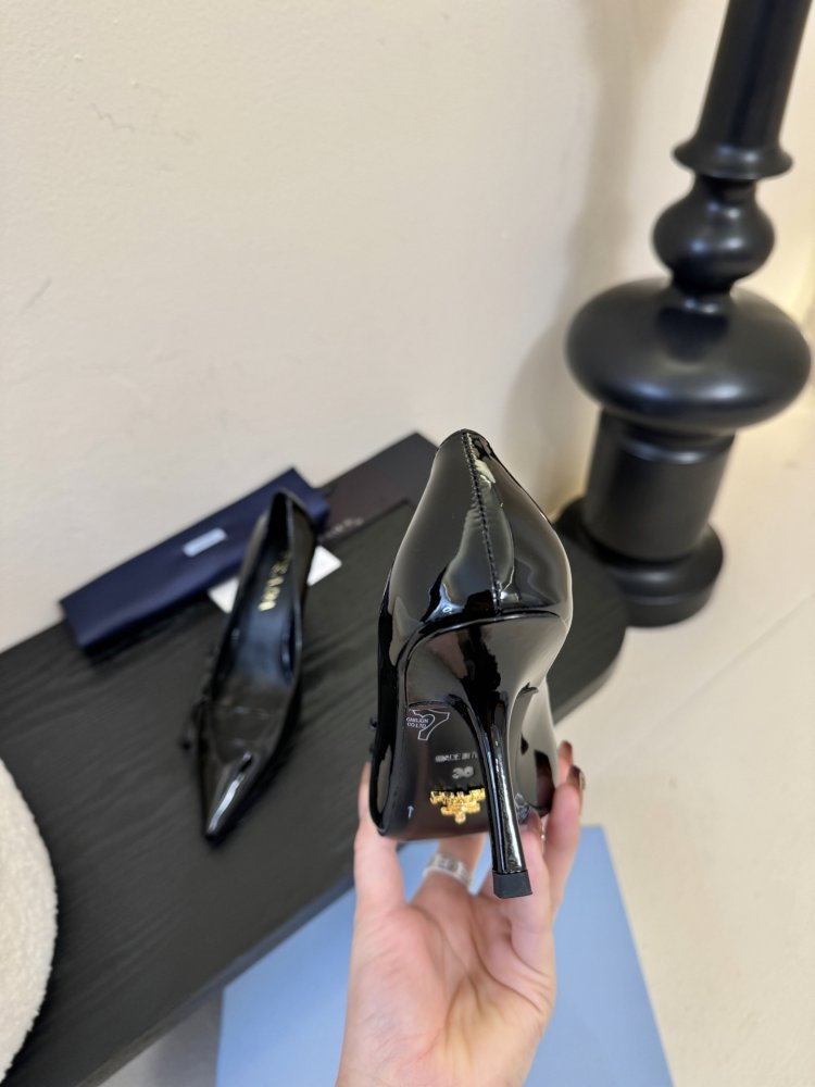 Босоніжки шкіряні з відкритої п'ятою на підборах з гострим носком і бантом фото 7