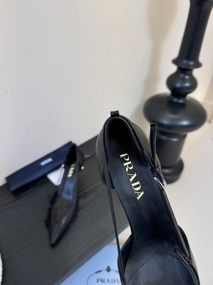 Босоніжки шкіряні з відкритої п'ятою на підборах з гострим носком і бантом фото 8