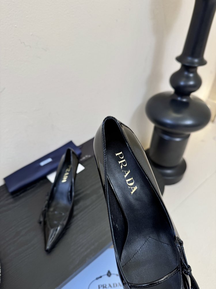 Босоніжки шкіряні з відкритої п'ятою на підборах з гострим носком і бантом фото 8