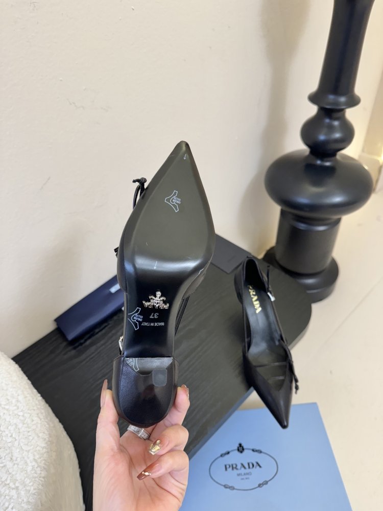 Босоніжки шкіряні з відкритої п'ятою на підборах з гострим носком і бантом фото 9