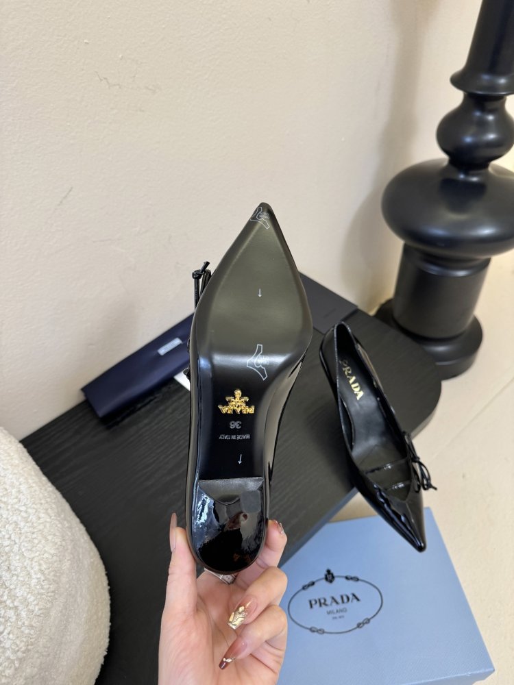 Босоніжки шкіряні з відкритої п'ятою на підборах з гострим носком і бантом фото 9