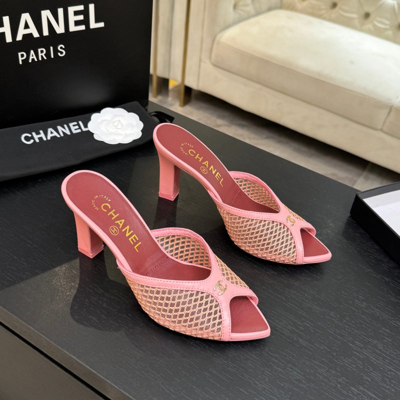 Sandals on блочном heel from open the toe
