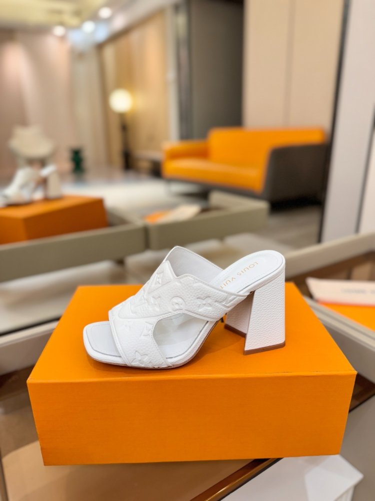 Sandals on блочном heel