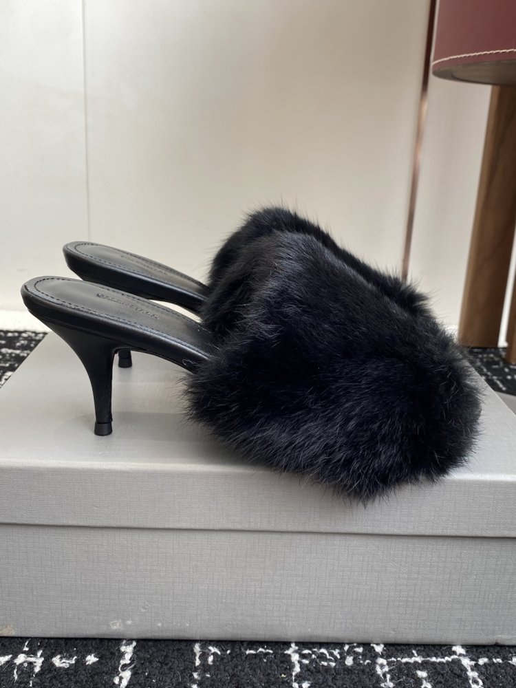 Sandals on fur фото 2