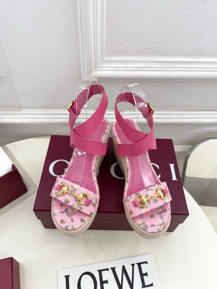 Босоніжки на платформі і високому підборах