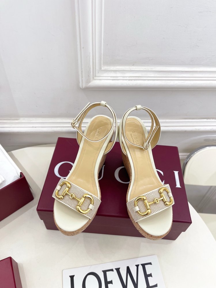 Босоніжки на платформі і високому підборах