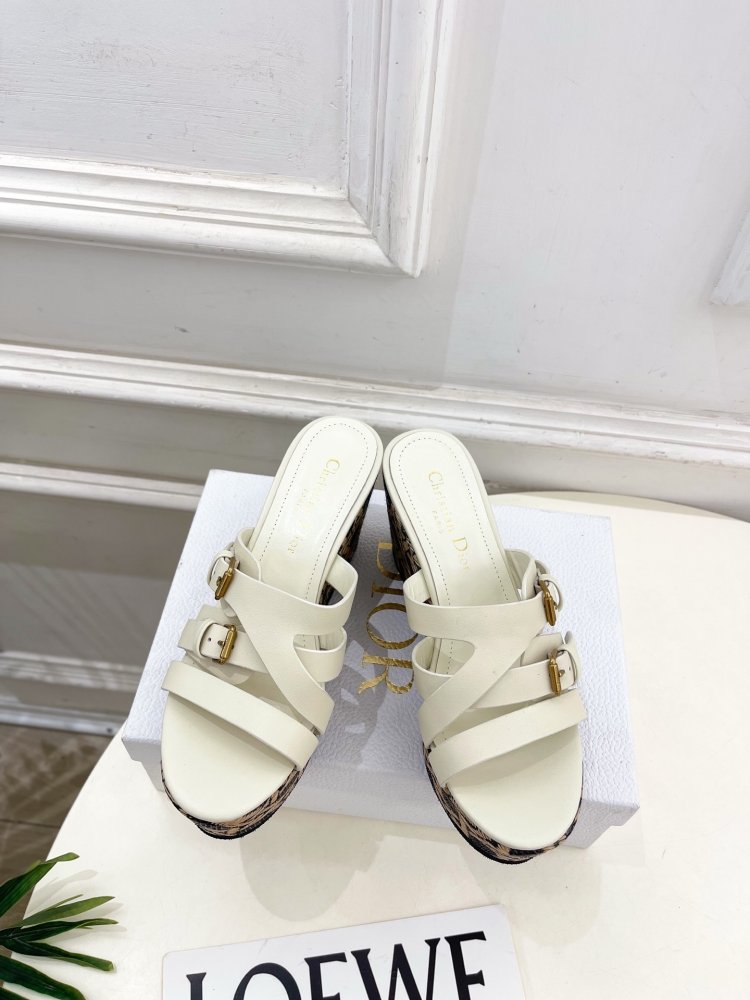 Босоножки на платформе и высоком каблуке