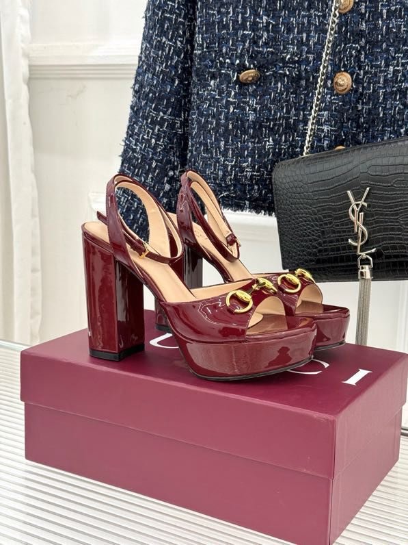 Босоніжки на платформі і високому підборах