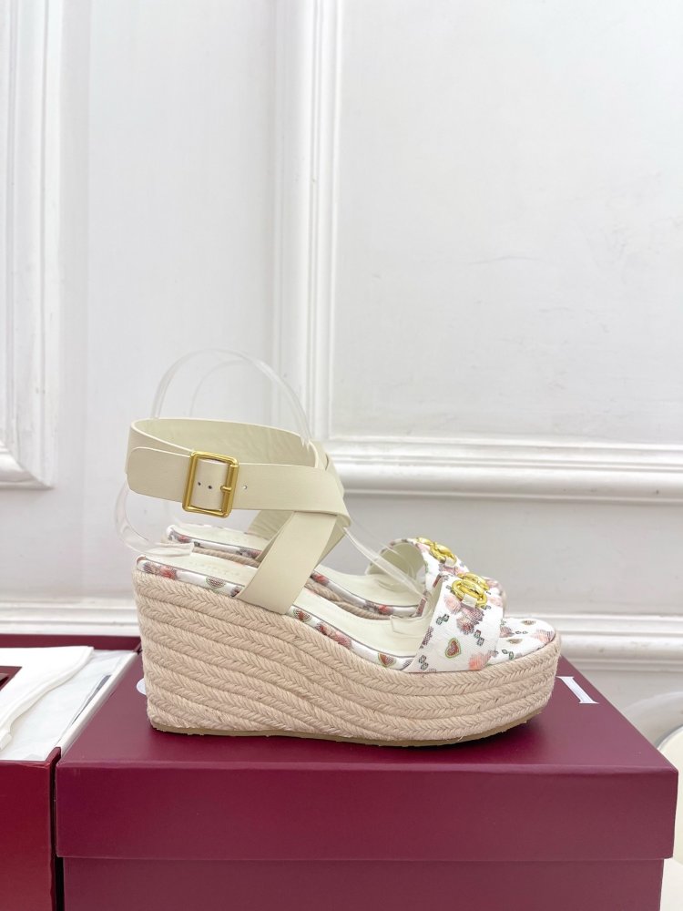 Sandals on platform and high heel фото 2