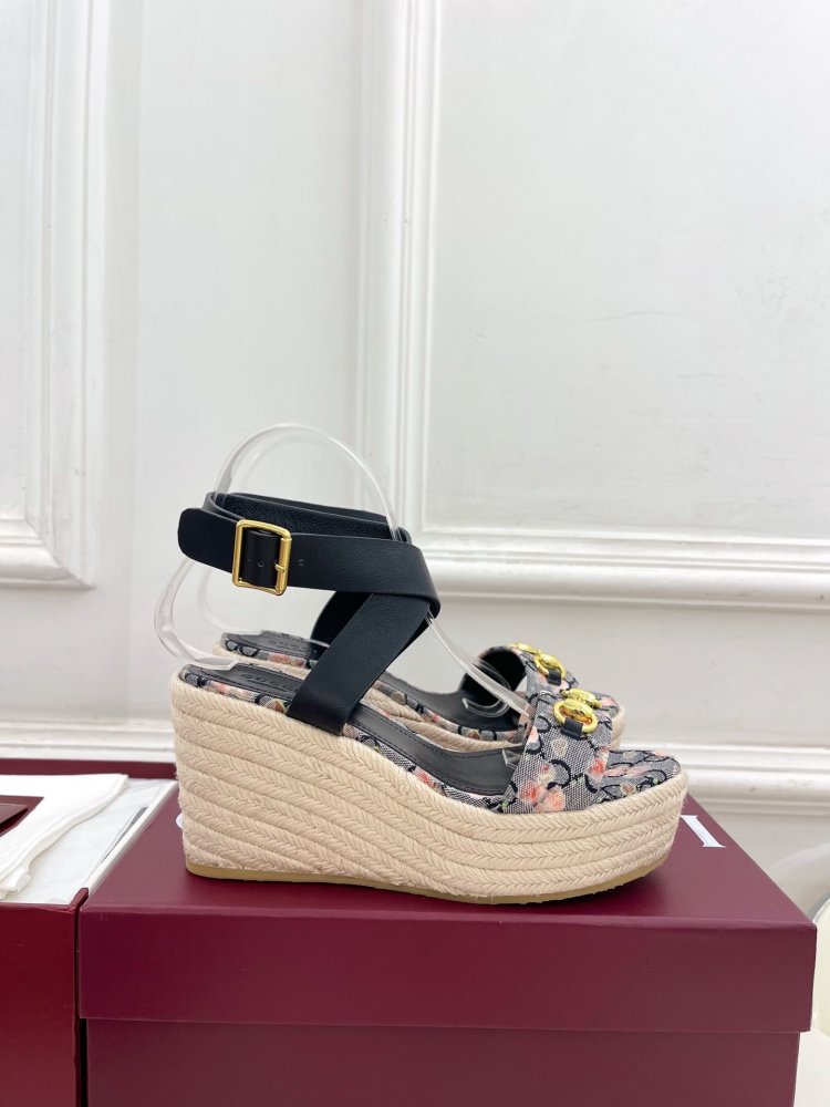 Sandals on platform and high heel фото 2