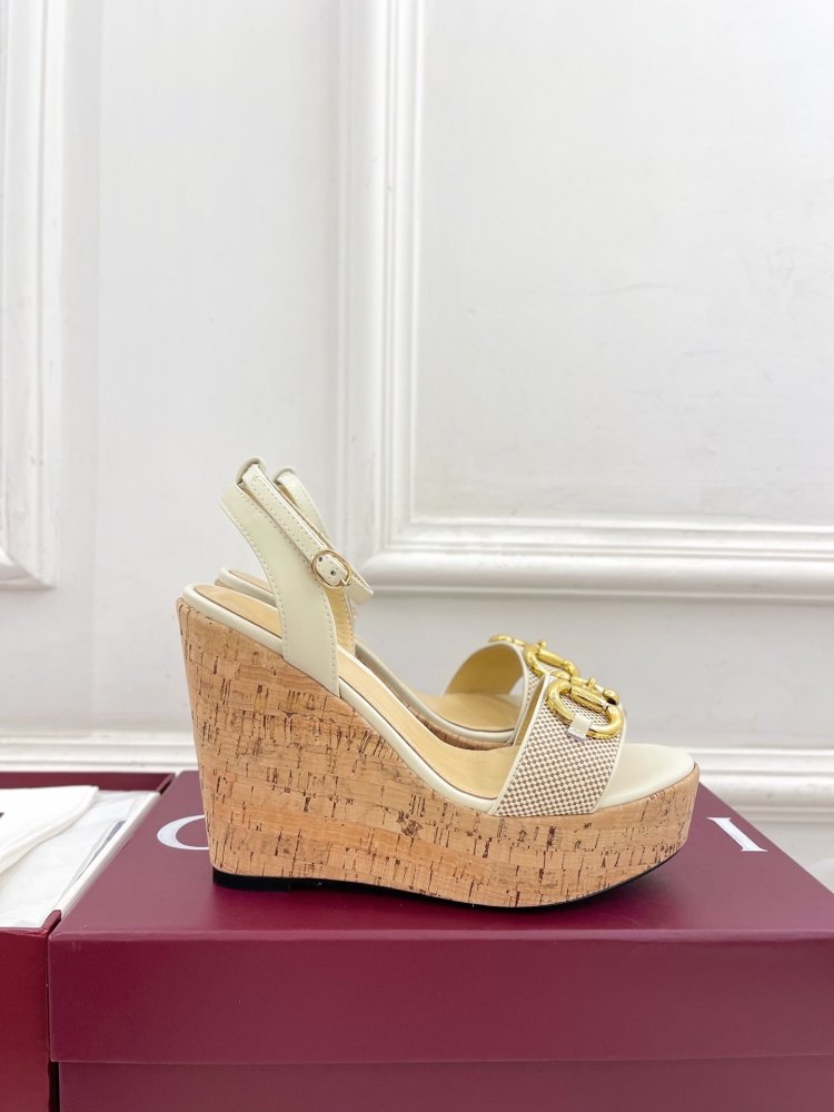 Босоніжки на платформі і високому підборах фото 2