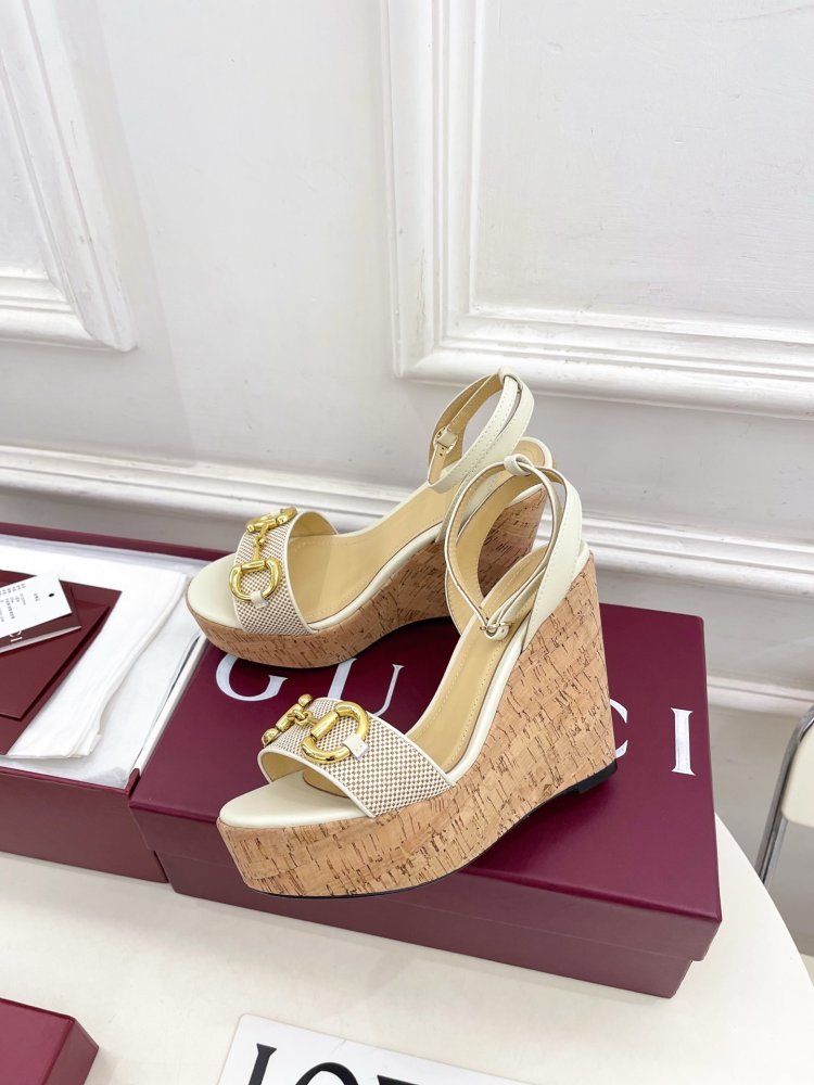 Босоніжки на платформі і високому підборах фото 3