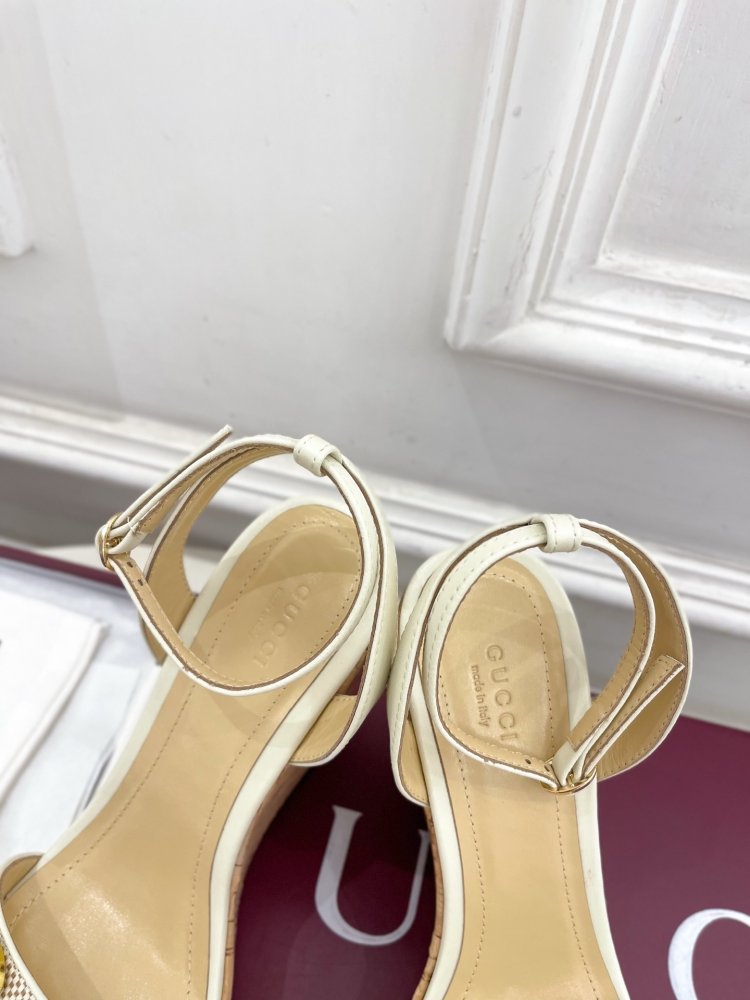 Босоніжки на платформі і високому підборах фото 7