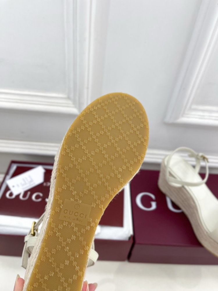 Sandals on platform and high heel фото 9