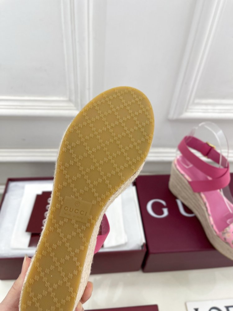 Босоніжки на платформі і високому підборах фото 9