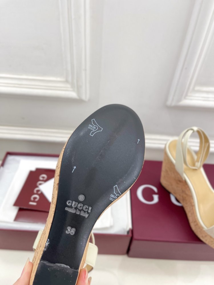 Босоніжки на платформі і високому підборах фото 9