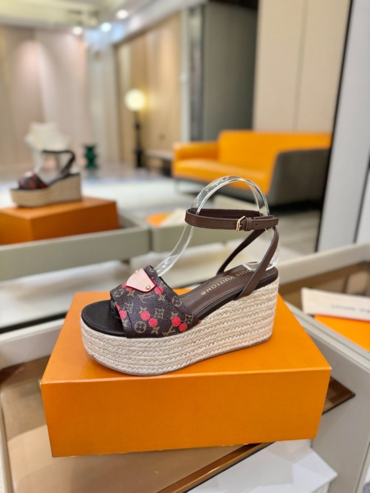 Sandals on platform