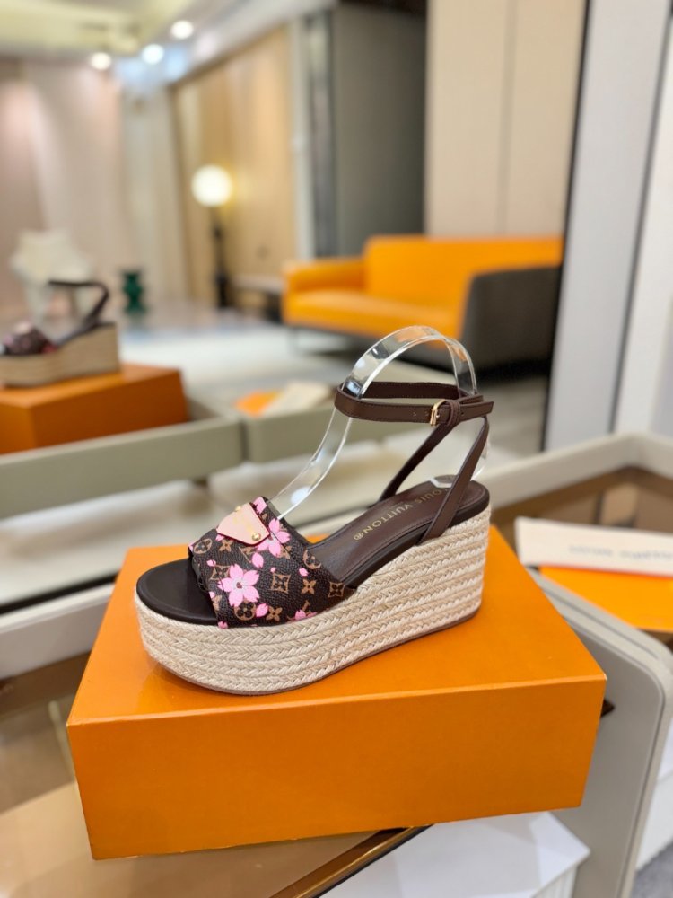 Sandals on platform