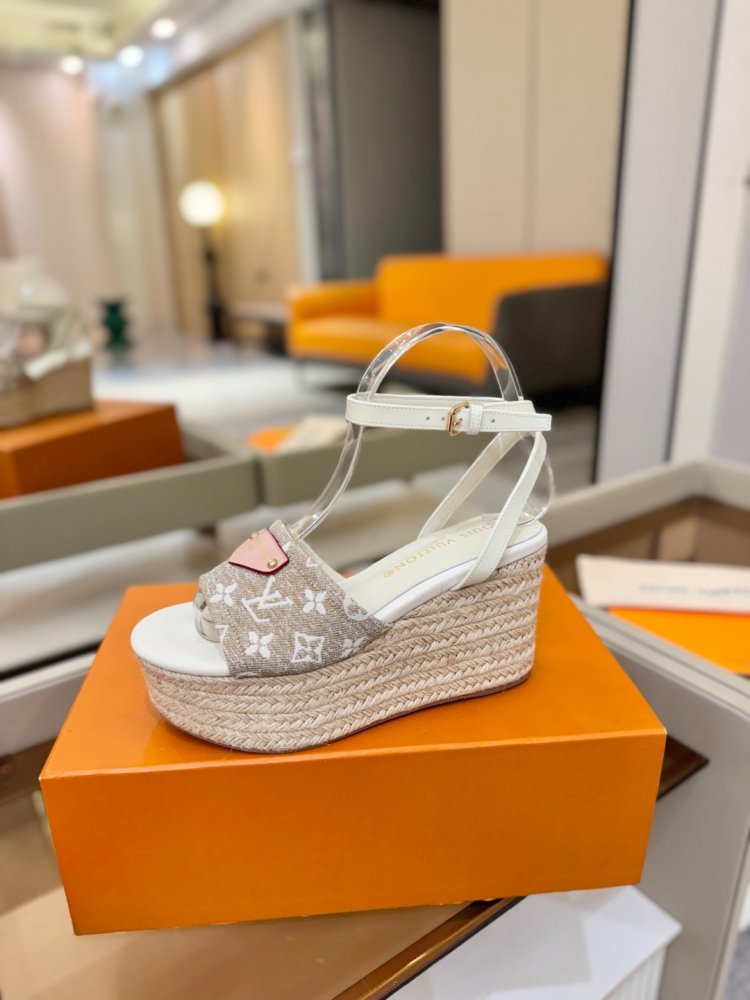 Sandals on platform
