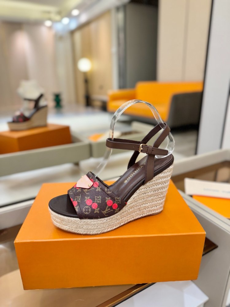Sandals on platform