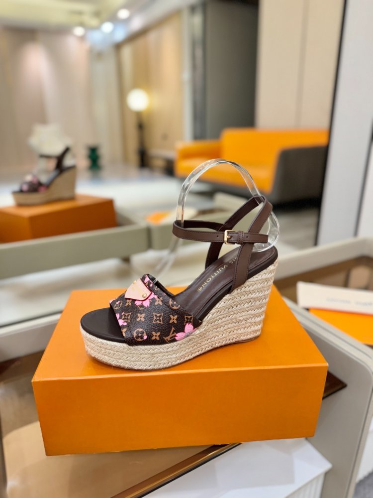 Sandals on platform