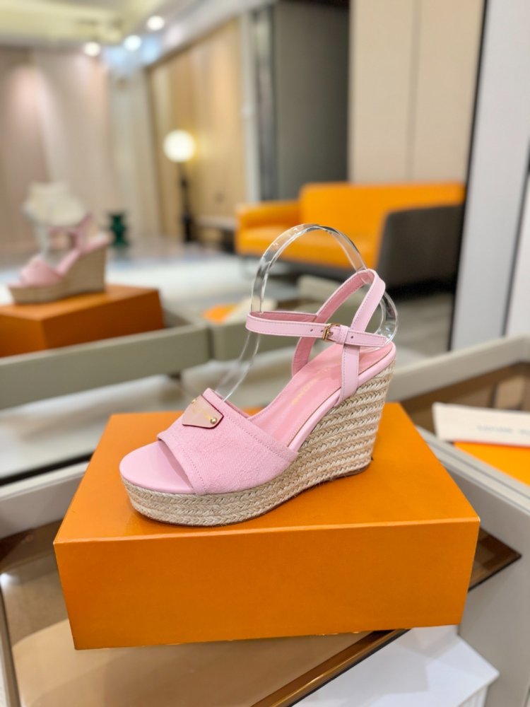 Sandals on platform