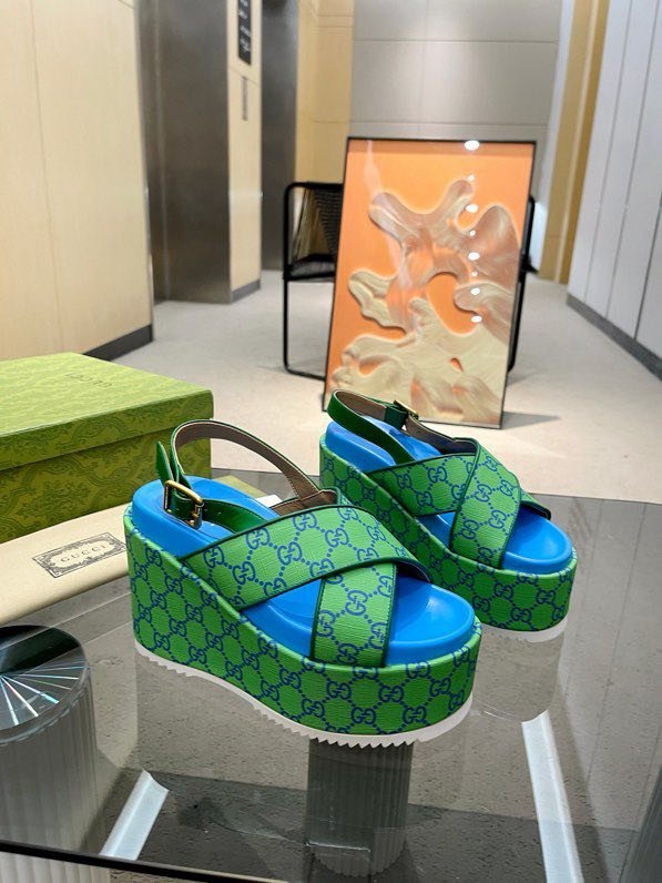 Sandals on platform
