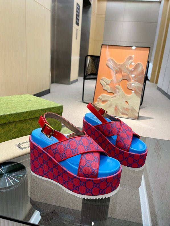 Sandals on platform