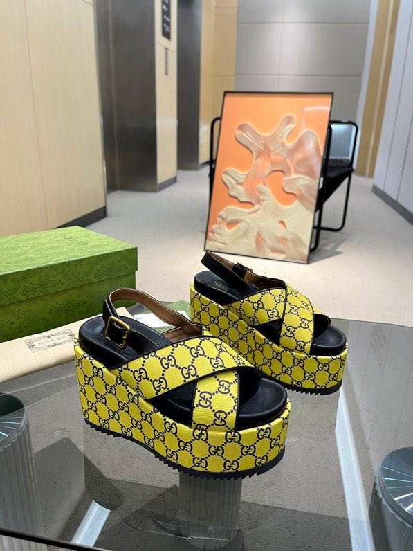 Sandals on platform