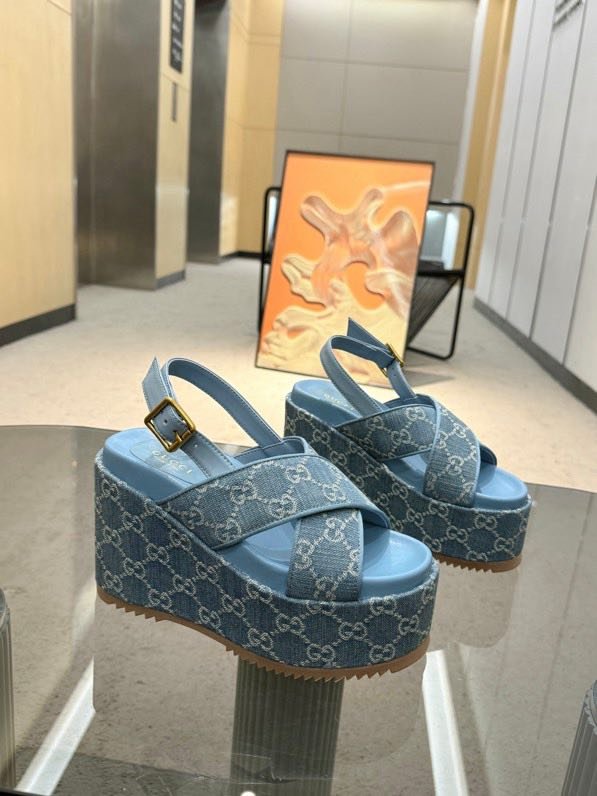 Sandals on platform