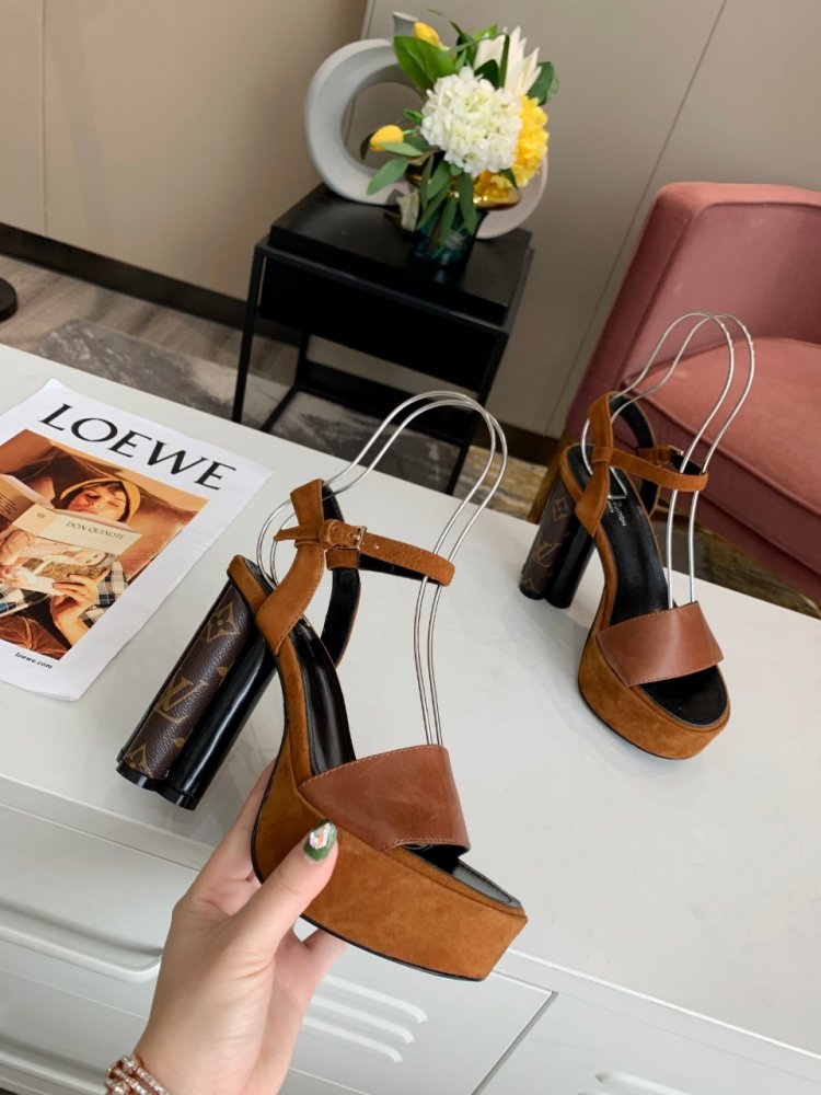 Sandals on platform