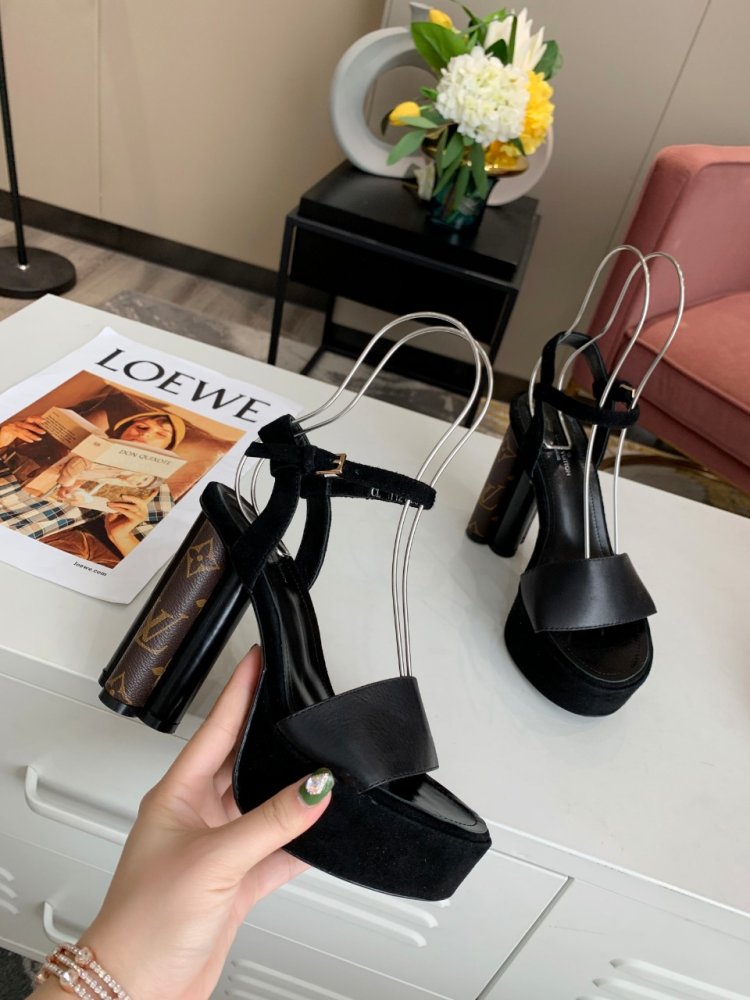 Sandals on platform