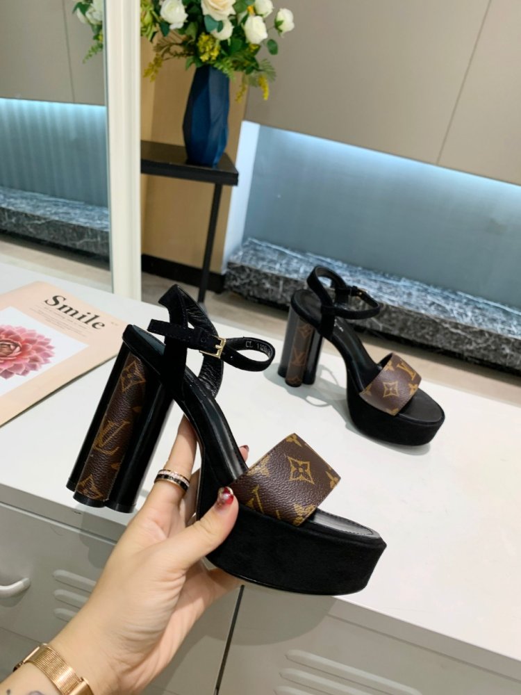 Sandals on platform