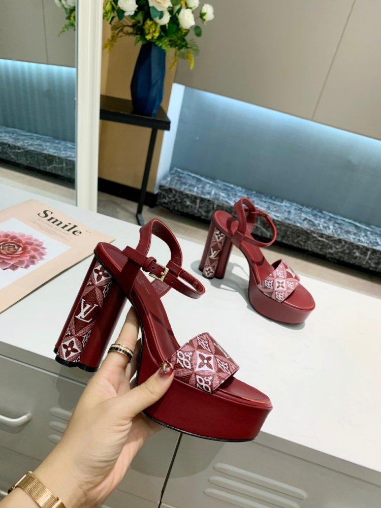 Sandals on platform