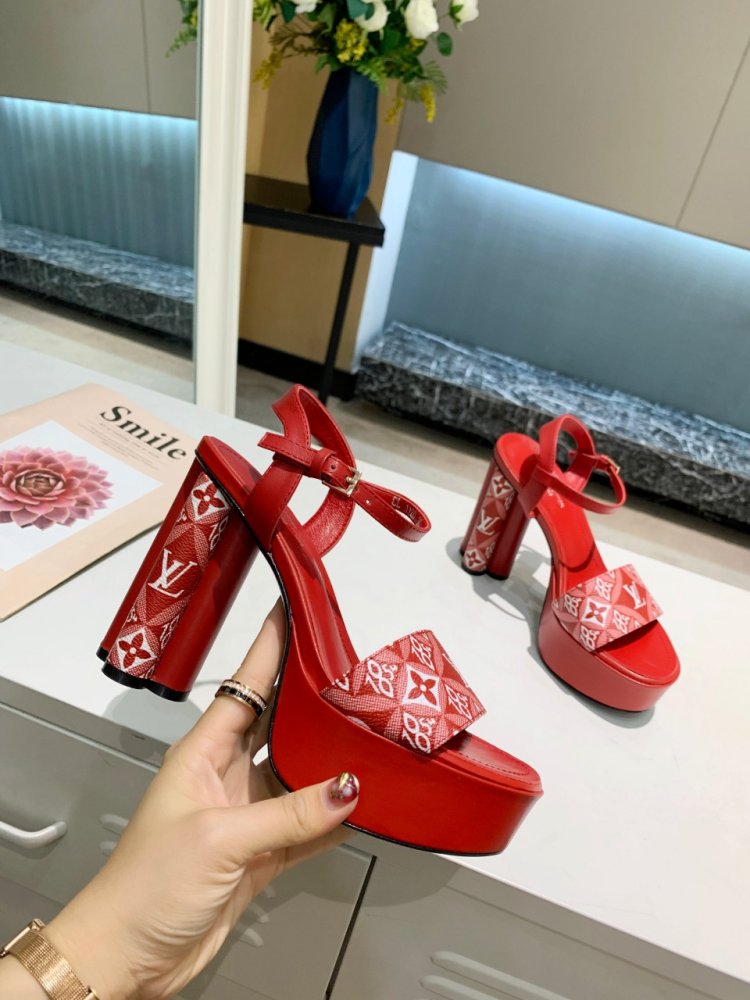 Sandals on platform