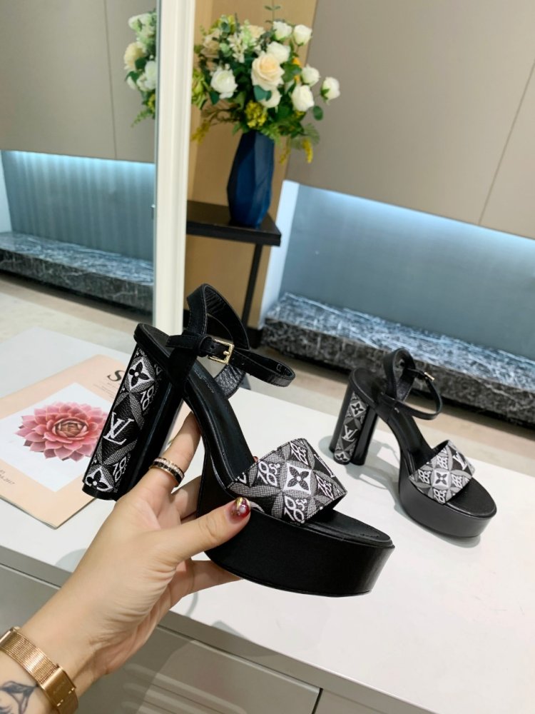 Sandals on platform