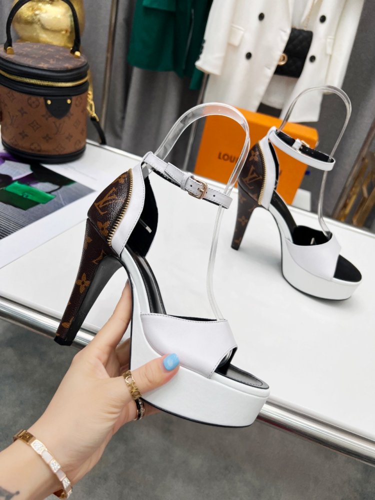 Sandals on platform