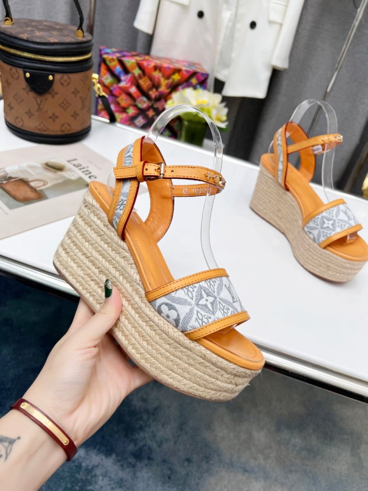 Sandals on platform