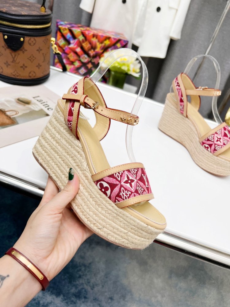 Sandals on platform