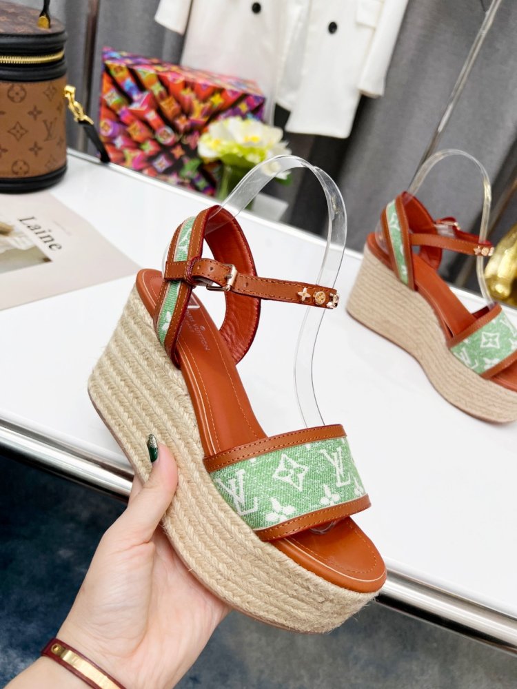 Sandals on platform