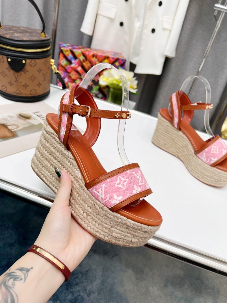 Sandals on platform