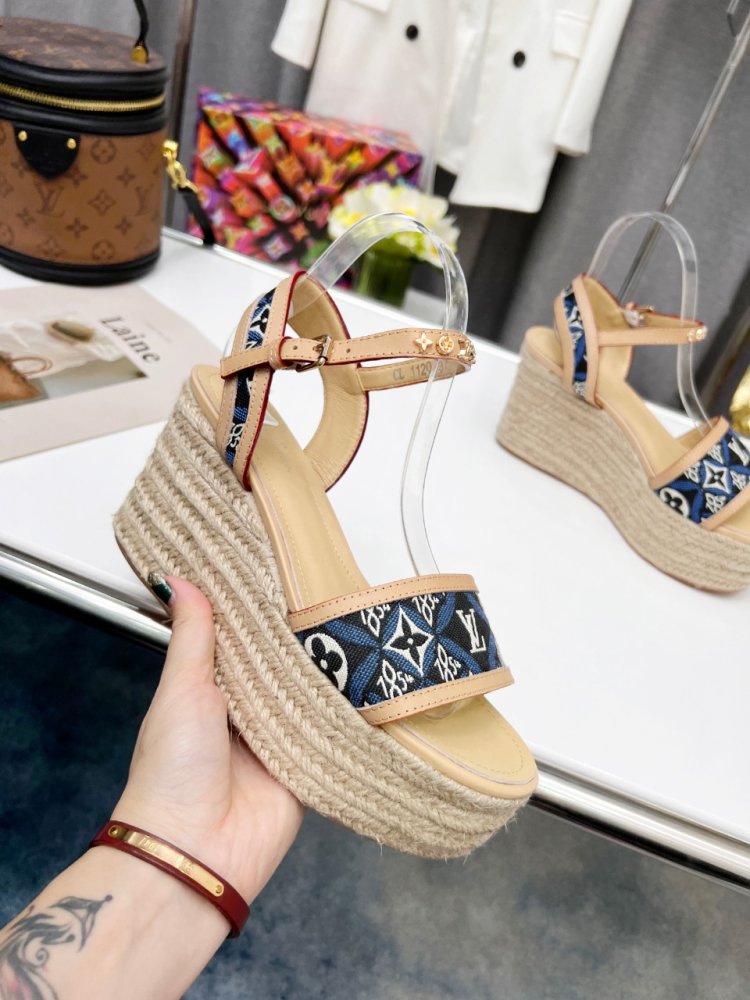 Sandals on platform