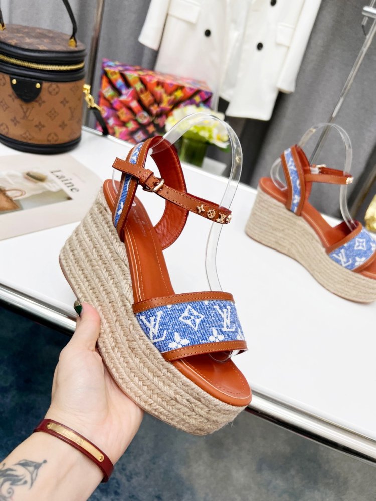 Sandals on platform