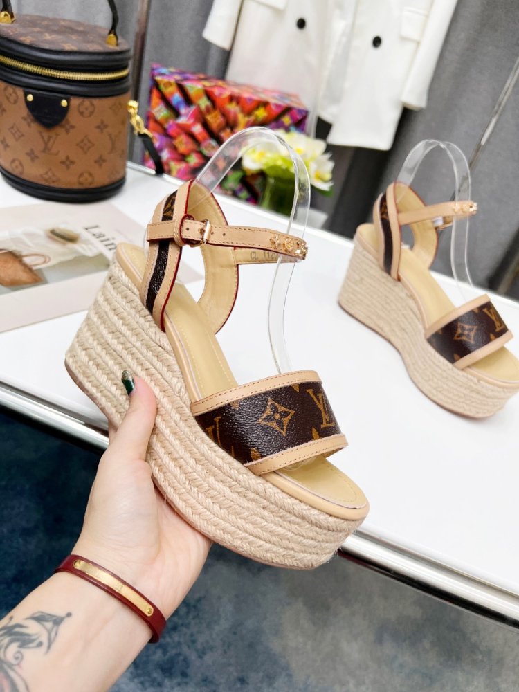 Sandals on platform